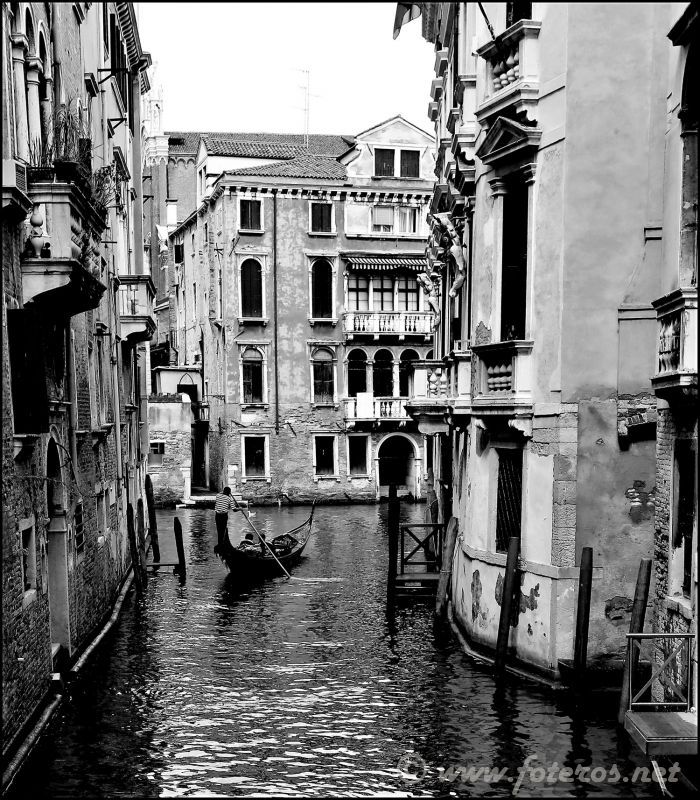 Blanco y Negro 259 - Fotomaton
Una calle veneciana
