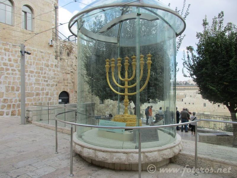 67
Candelabro gigante en el Ã¡rea JudÃ­a de JerusalÃ©n
Palabras clave: Mingo - Tatiana