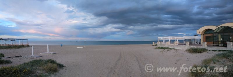 El Saler
Parque Natural, playa y cielos para elegir
Panorámica 92 en formato anterior
https://www.foteros.net/General/Panoramicas/Nuevas/panoramica92.htm
